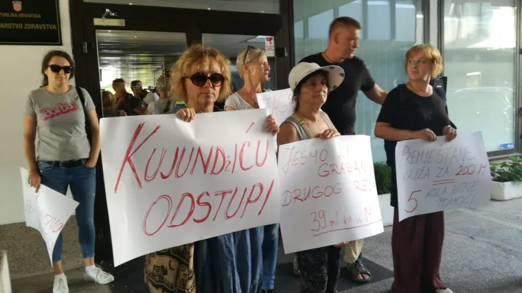 FOTO Prosvjednice traže ministrovu ostavku, ljute jer su same: 'Mora se izlaziti na ulice!'