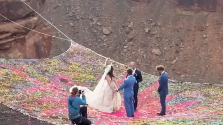 Ljubav je u zraku: Ovi ludi mladenci u&scaron;li su u brak na mreži postavljenoj na 120 metara nadmorske visine!