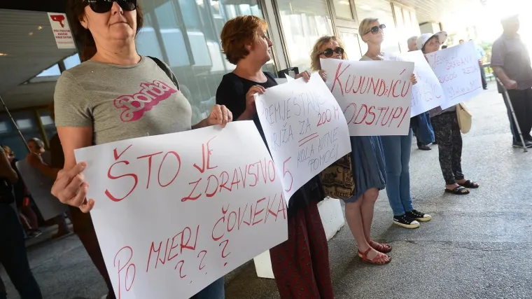 Pred Ministarstvom zdravstva se okupilo pet (!) prosvjednica