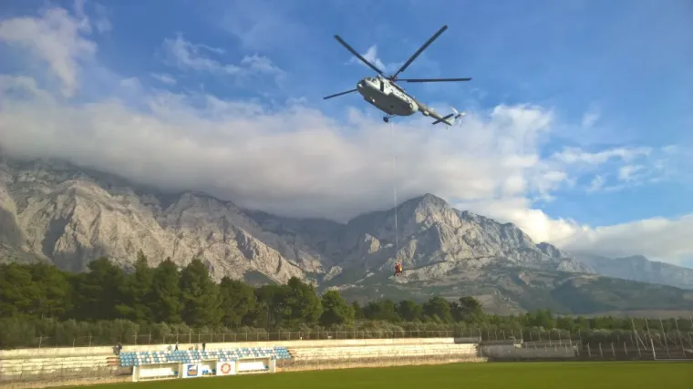 Planinar visio sa stijene na Biokovu, spasili ga GSS-ovci i vojni helikopter