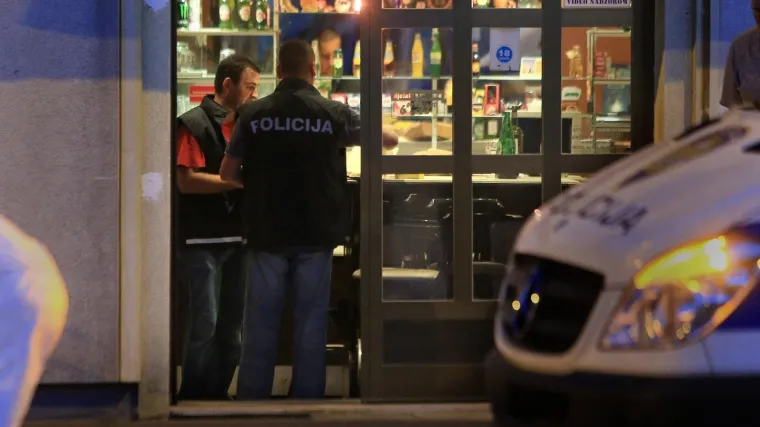 Otac o&scaron;amario sina, uplela se jo&scaron; dva dečka, jedan na kraju proletio kroz staklo u trgovinu