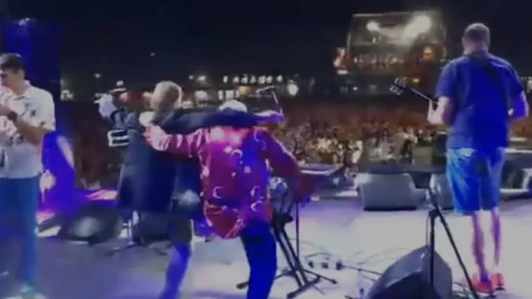 Nakon objave o Srbiji, usta&scaron;ama i partizanima, s gitarom u ruci, dobio ovacije