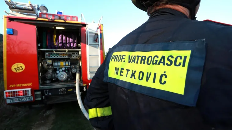 Zračne snage gasile požare kod Splita i u Metkoviću, a nevrijeme ih spriječilo da gase na Braču