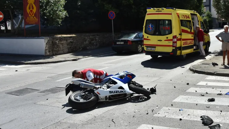 Motociklist poginuo u sudaru s automobilom