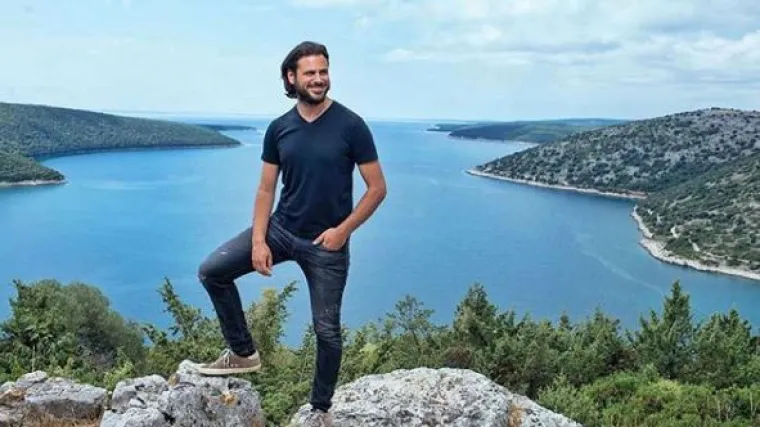 Uhvaćeni su u zagrljaju, njena objava dodatno začinila stvar