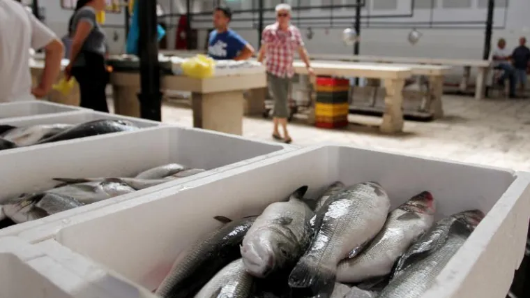 Ovaj je majstor prljavim čizmama gazio po ribama na tržnici: 'Tko će to sada jesti?!'