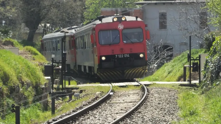 Vlak naletio na automobil: Na prijelazu označenom samo znakovima ozlijeđena žena