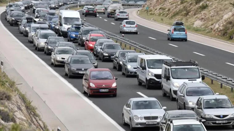 Vozače se poziva na oprez zbog uvjeta na cestama