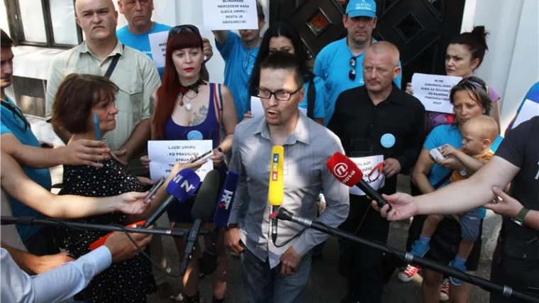 'Dok vi kupujete blindirane Mercedese, na&scaron;a djeca umiru'