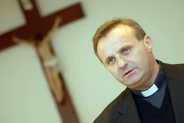 Paketom riže pogodio župnika u glavu