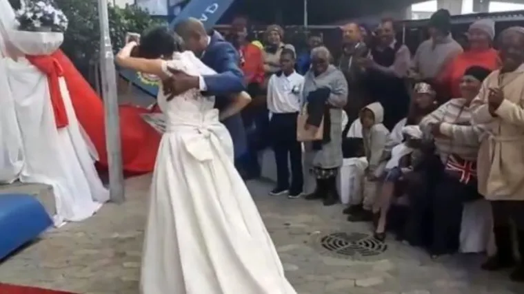 Nakon 30 godina ljubavi, ovo dvoje beskućnika dobilo je svadbu iz snova zahvaljujući prijateljima!