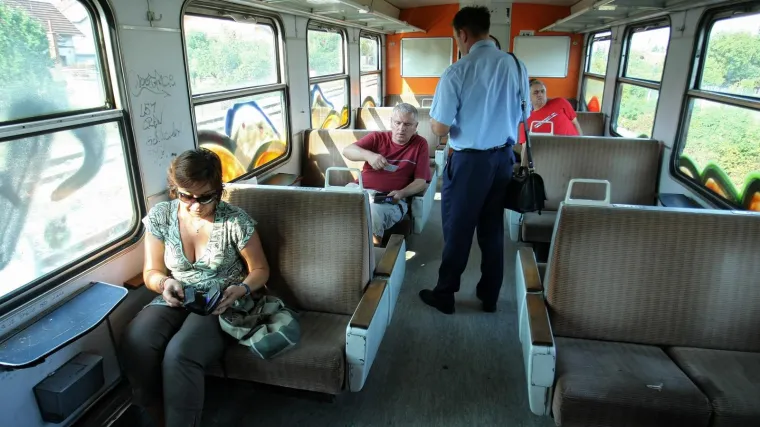 Zbog bahatog kontrolora satima sjedili ispred kupea koji su rezervirali i platili