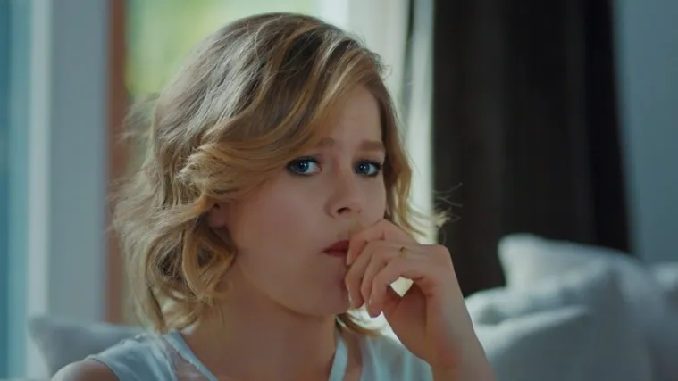 Zejnep koja saznaje da je trudna vijest podijeli s Hulijom. Sinovi se i dalje ljute na Bajrama (Djevojka sa sela)