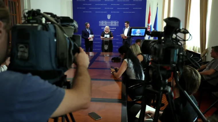 FOTO, VIDEO Iznijeli 52 razloga za smjenu Kujundžića, on im poručio: 'Tužit ću vas!'