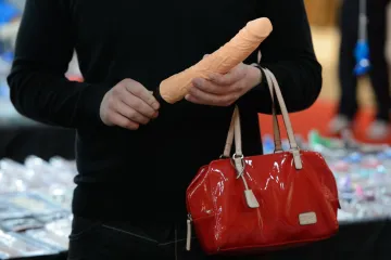 Jer zašto ne: Izudarao mladića po glavi dildom zbog duga