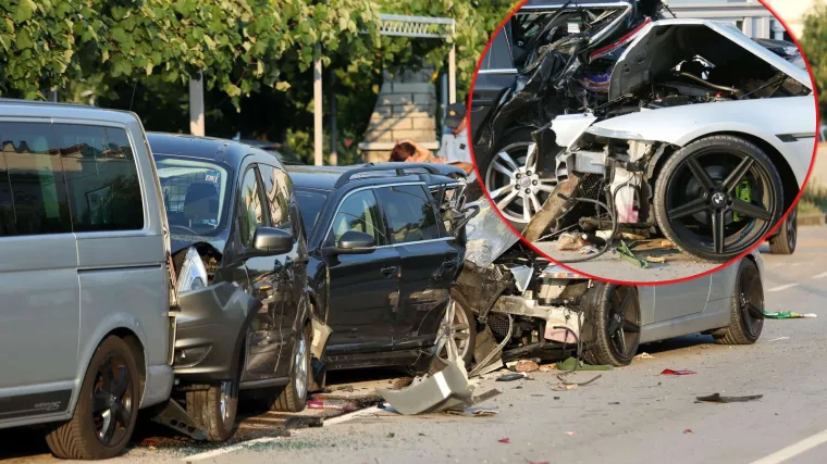 Opasno jutro na vodičkim cestama: BMW-om se zabio u parkirana vozila i sve ih uni&scaron;tio