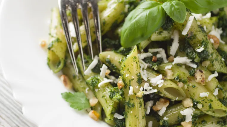 Ovako 'zamaskirani' špinat će svi obožavati: tjestenina s pestom od špinata i oraha