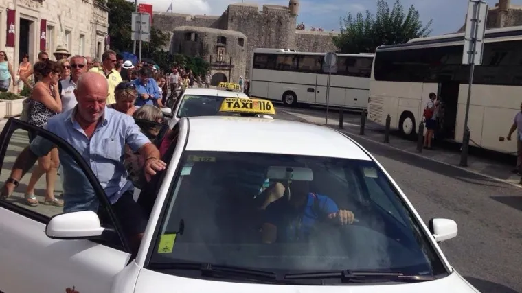 Gužva na pilama: Dubrovački taksisti brane stajali&scaron;ta iako je zakonom određeno drugačije