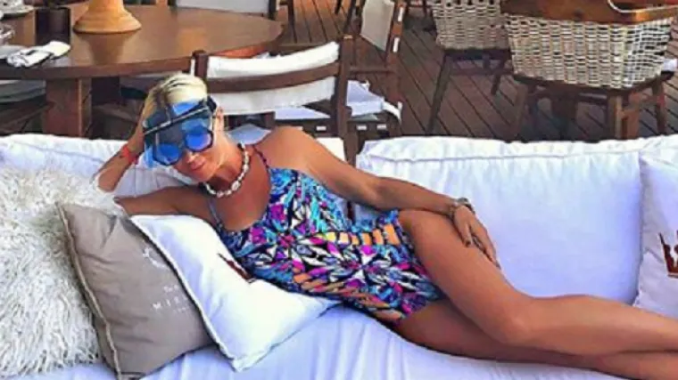 Stala nasred terase kao od majke rođena