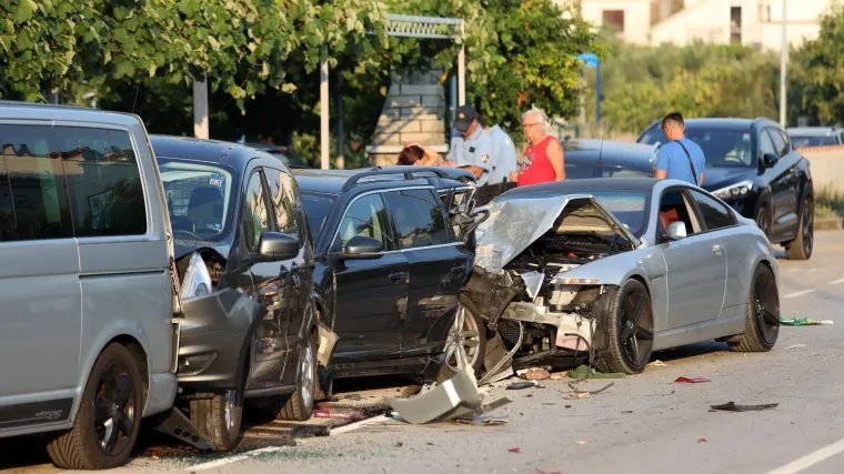 BMW-OM SE ZABIO U PARKIRANE AUTOMOBILE: Pijani mladić izazvao lančani sudar kod Vodica