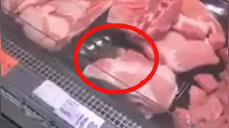 Nemile scene iz trgovine: &Scaron;takor snimljen kako bježi po vitrini s mesom