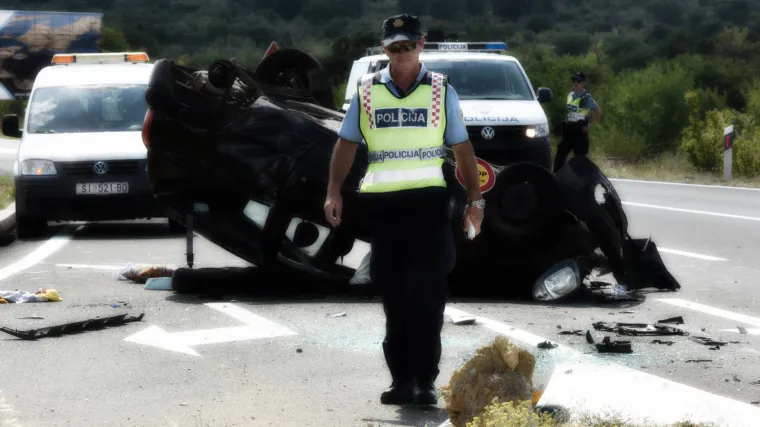 Te&scaron;ka prometna kod Zadra: 18-godi&scaron;njak sletio s ceste, udario u drvo i preminuo