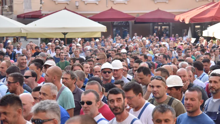 Uzavrela atmosfera na prosvjedu: Direktor 3. maja iza&scaron;ao pred radnike, oni ga izviždali i vikali 'Di su pare?'