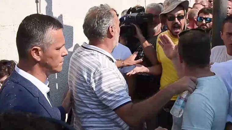 Očajni radnici Uljanika izgubili živce - izvrijeđali političare, a u 3. maju postavili vje&scaron;ala