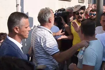 Očajni radnici Uljanika izgubili živce - izvrijeđali političare, a u 3. maju postavili vje&scaron;ala