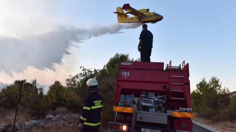 Četiri protupožarna aviona gase požar na području Dicmo-Kru&scaron;evar
