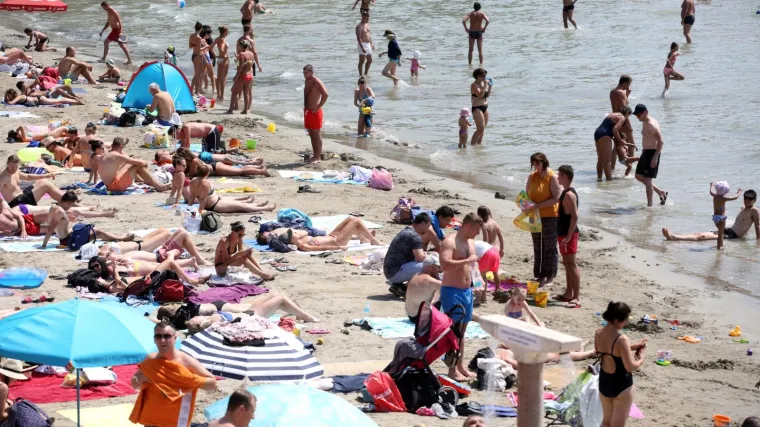 Nevrijeme stvaralo probleme na kontinentu, a u Dalmaciji plaže krcate: Turisti uživaju u zadnjim danima odmora