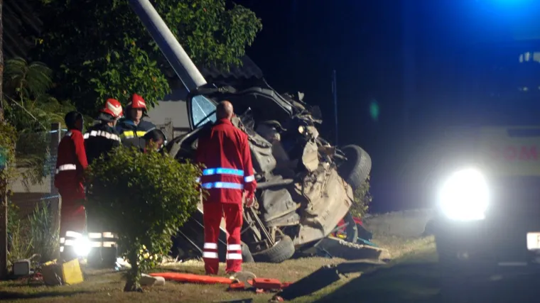 Poginula dvojica motociklista, 28-godi&scaron;njaka iz smrskanog auta izvlačili vatrogasci