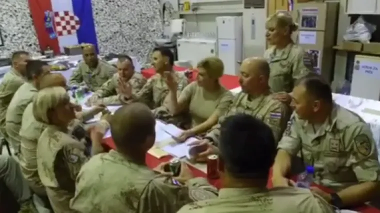 Omiljena joj aktivnost: Predsjednica u Afganistanu zajedno s vojnicima zapjevala &lsquo;Pod brajde&rsquo;