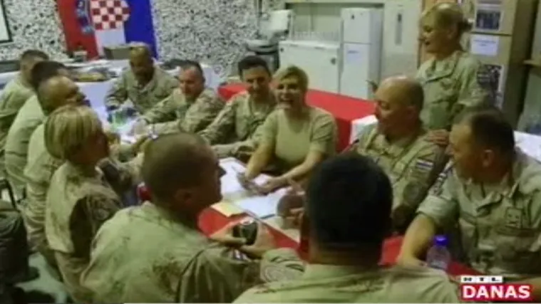 VIDEO Opro&scaron;taj od Afganistana sa stilom: Predsjednica na druženju u vojnom kampu i zapjevala