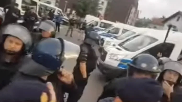 VIDEO Snimljen trenutak kad je policija krenula suzavcem na navijače: 'Ja tebe plaćam, nemoj me gurati'