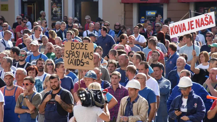 'Uni&scaron;tili ste Uljanik!', 'IDS mafijo, lopovi!'