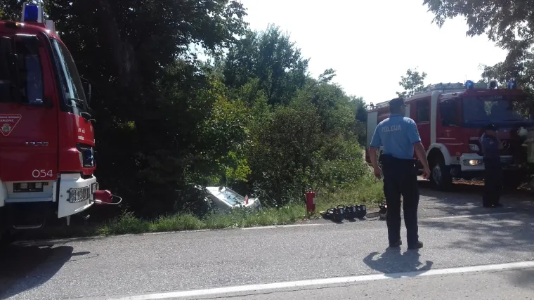 Automobil sletio s ceste, dvoje mrtvih. Život izgubili supružnici, a ozlijeđeno je dijete?!