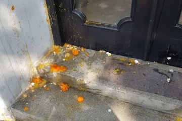 Policija odvela članove Slobodne Hrvatske: Središnjicu HDZ-a izgađali jajima