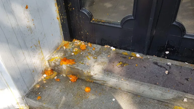 Policija odvela članove Slobodne Hrvatske: Sredi&scaron;njicu HDZ-a izgađali jajima