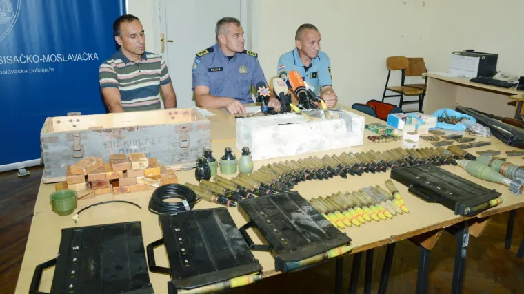 Policija kod 65-godi&scaron;njaka prona&scaron;la arsenal oružja i eksplozivnih tvari