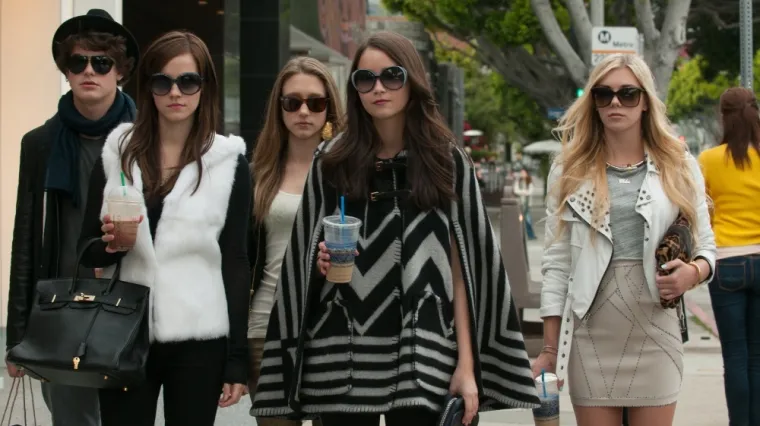 Film o bandi poznatoj kao The Bling Ring koja je pljačkala kuće i stanove slavnih, među ostalima Orlanda Blooma i Paris Hilton