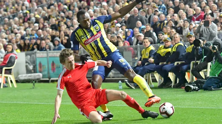 Najbrži čovjek u povijesti Usain Bolt debitirao kao nogometa&scaron;: Centimetri ga dijelili od pogotka