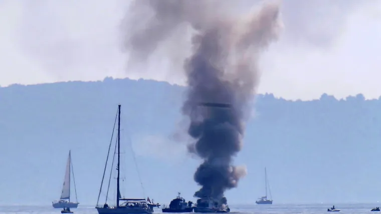 FOTO Zapalila se jedrilica u Splitskom kanalu: Svi putnici evakuirani na vrijeme