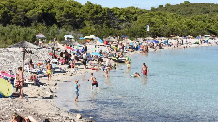 Turisti razočarani na&scaron;im plažama: 'Sve je puno smeća, limenki, iskori&scaron;tenog WC papira'