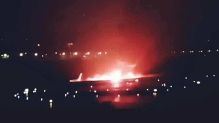 Boeing 737 promašio pistu i zapalio se