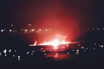 Boeing 737 promašio pistu i zapalio se