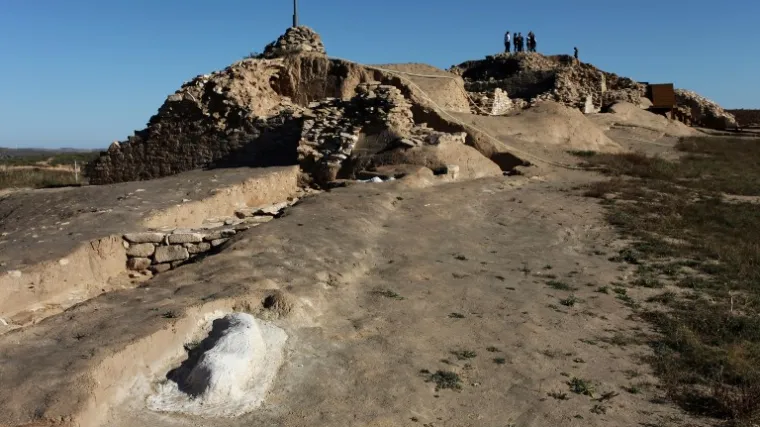 Masovna žrtvovanja bila su učestala pojava, uz grudobran otkriveno šest jama s odrubljenim glavama