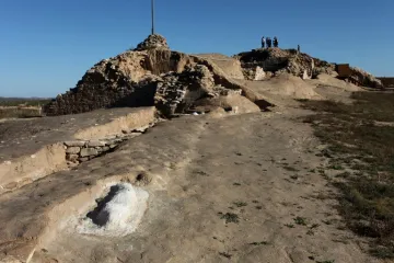 Masovna žrtvovanja bila su učestala pojava, uz grudobran otkriveno šest jama s odrubljenim glavama
