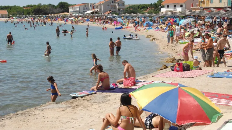 Mladić jurio plažom na motoru, žena mu se suprotstavila - pa zaradila prijavu