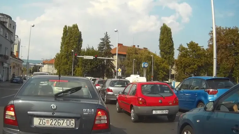 Očigledno je da je nerviranje i psovanje postalo out: Vozači, evo ideje za sljedeći put kad se nađete u koloni